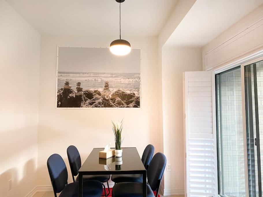 Elegant Rooms In Shared Townhouse Next To Beach Whitby Exterior foto